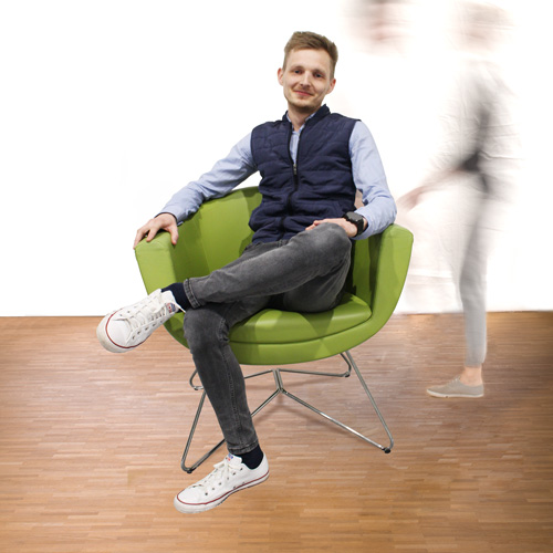 Mitarbeiter Nicolae sitzt auf dem grünen Stuhl
