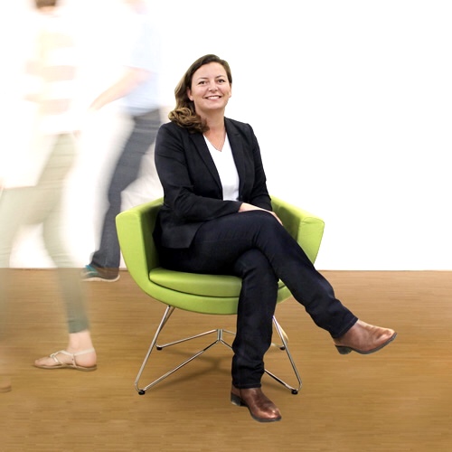 Personalmanagerin Sarah sitzt auf dem grünen Stuhl